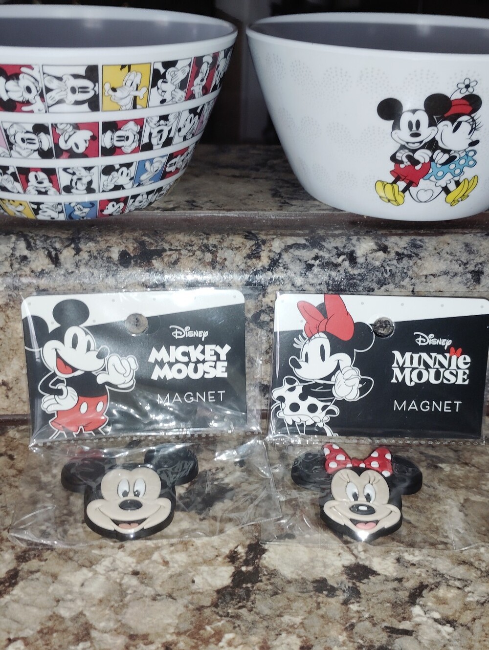 Mickey and Minnie kitchen set includes two bowls and two magnets all brand new - Picture 2 of 6